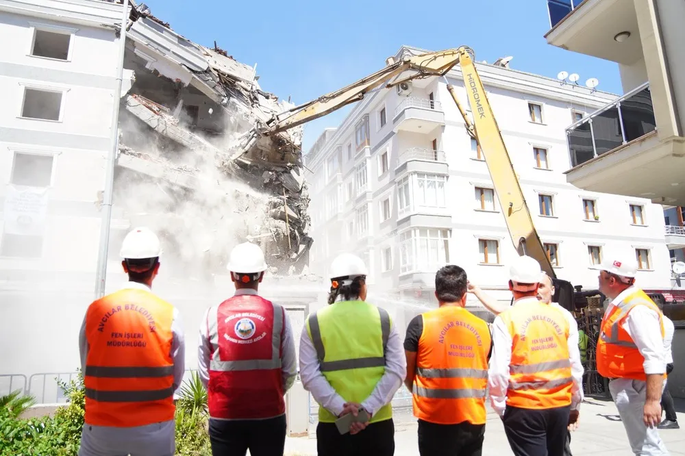 AVCILAR'DA METRUK BİNALARIN YIKIMINA BAŞLANDI