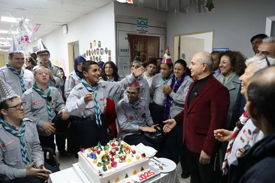 BÜYÜKÇEKMECE'DE ENGELLİ ÖĞRENCİLER YENİ YILA AĞAÇ DİKEREK GİRDİ