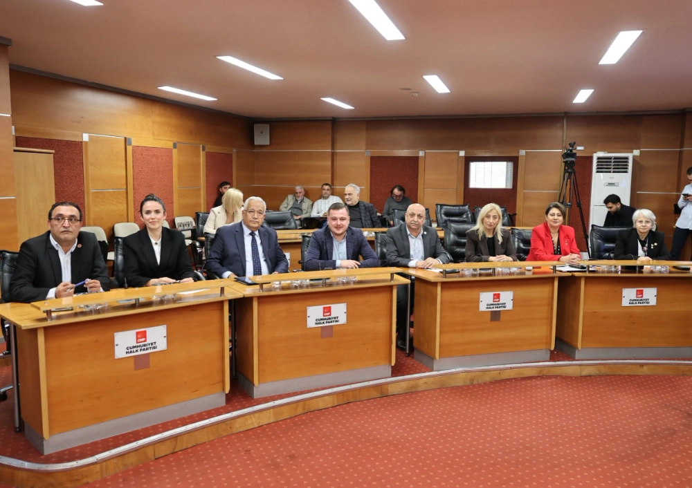 BAYRAMPAŞA CHP MECLİS ÜYELERİ İSTİFA EDEREK YENİ PARTİYE KATILDI