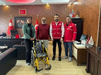BAYRAMPAŞA’DA GÖNÜLLERE DOKUNAN İŞ BİRLİĞİ: ÖĞRENCİLERE TEKERLEKLİ SANDALYE DESTEĞİ