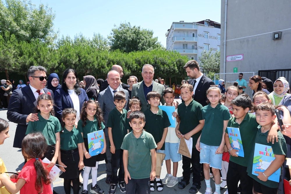 BAŞKAN DURSUN ÖĞRENCİLERİN KARNE HEYECANINA ORTAK OLDU