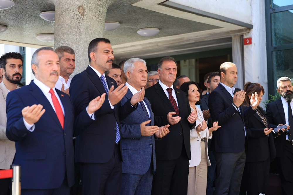 15 TEMMUZ ŞEHİTLERİ İBB ÖNÜNDE ANILDI