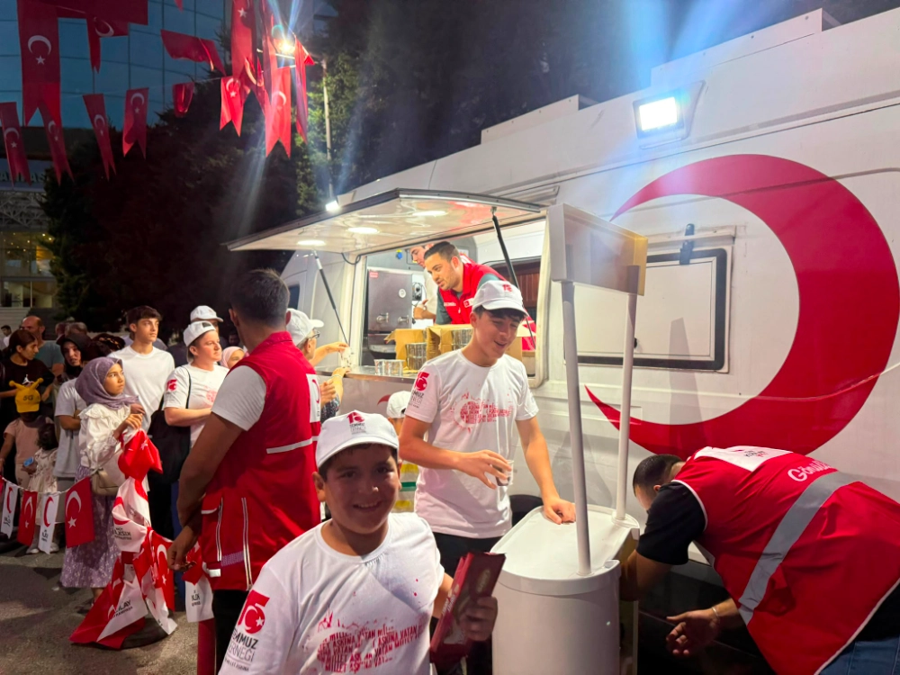 KIZILAY BAYRAMPAŞA’DAN 15 TEMMUZ’DA VEFA VE DAYANIŞMA DOLU GÜN