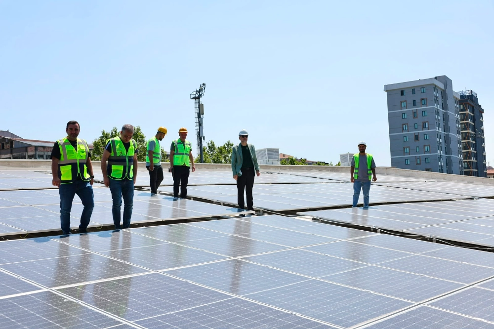 BAYRAMPAŞA'DA YÜZME HAVUZU ENERJİSİNİ GÜNEŞTEN ALACAK