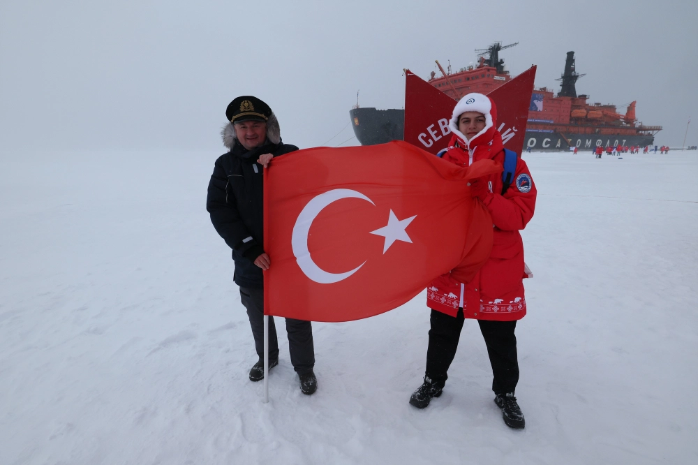 ULUSLARARASI KEŞİF GEZİSİNE KATILAN TÜRK GENÇ, KUZEY KUTBU’NDA TÜRK BAYRAĞINI DALGALANDIRDI