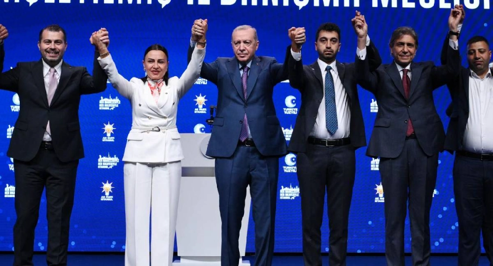 CHP'Lİ İKİ BELEDİYE BAŞKANI BİR BAŞKANVEKİLİ AK PARTİ'YE KATILDI: ROZETLERİNİ ERDOĞAN TAKTI