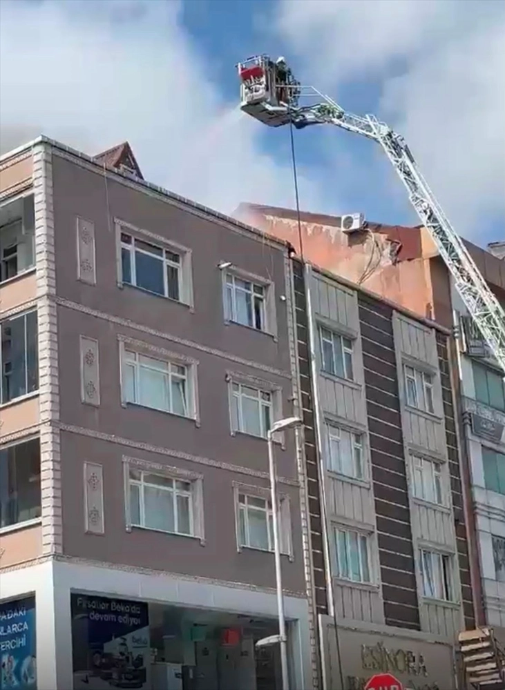 BAYRAMPAŞA’DA ÇATI YANGINI PANİĞİ: İTFAİYENİN HIZLI MÜDAHALESİYLE SÖNDÜRÜLDÜ