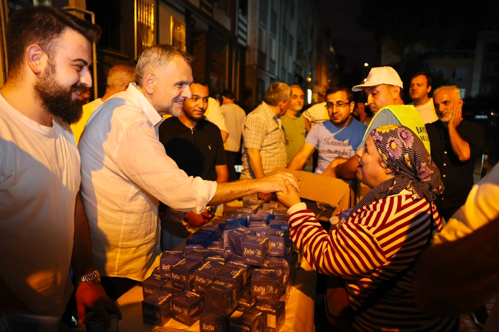 BAYRAMPAŞA’DA MEVLİT KANDİLİNDE SİMİT İKRAMI