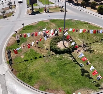 Ayvalık’ta 30 Ağustos Coşkusu: Caddeler Kırmızı Beyaza Büründü