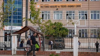 MANİSA'DAKİ OKUL SALDIRISINA KARŞI LİSELİLERDEN EYLEM