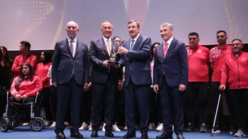 BAŞKAN DURSUN’A SPORA DESTEK ÖDÜLÜ! SULTANGAZİ BELEDİYESİ ÖDÜL ALAN TEK BELEDİYE OLDU